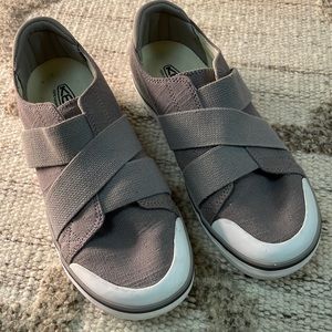 Keen Elsa III Cross Strap slip ons Sz 8